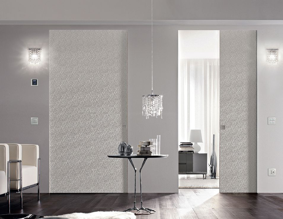 Zestawy z drzwiami w systemie pojedynczym i podwójnym bezościeżnicowym.