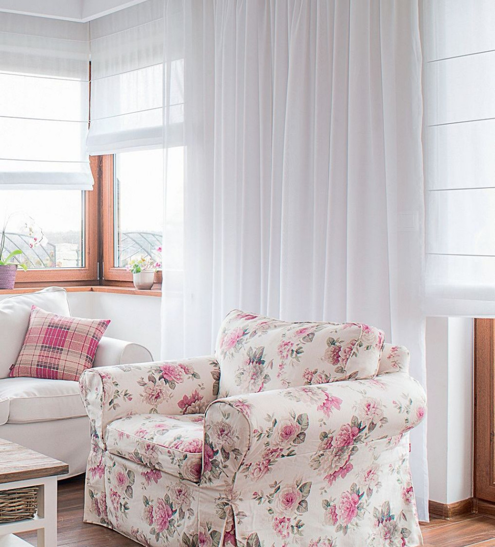 Zestawienie firan z woalu z rzymską roletą z podobnej tkaniny