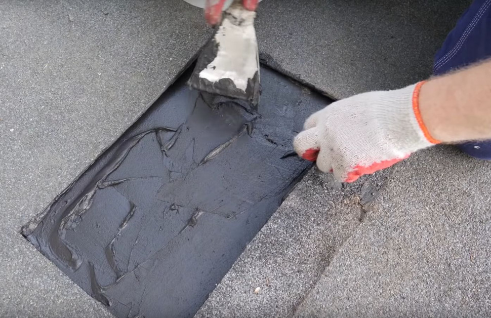 Jeżeli uszkodzenie pokrycia jest duże, należy wyciąć zniszczony płat papy. fot. Ultrament