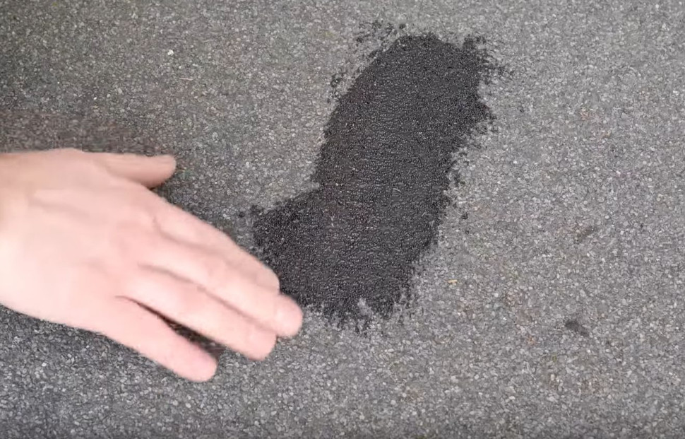 Gdy uszkodzenie jest niewielkie, wystarczy wypełnić ubytek warstwą kitu dekarskiego. fot. Ultrament