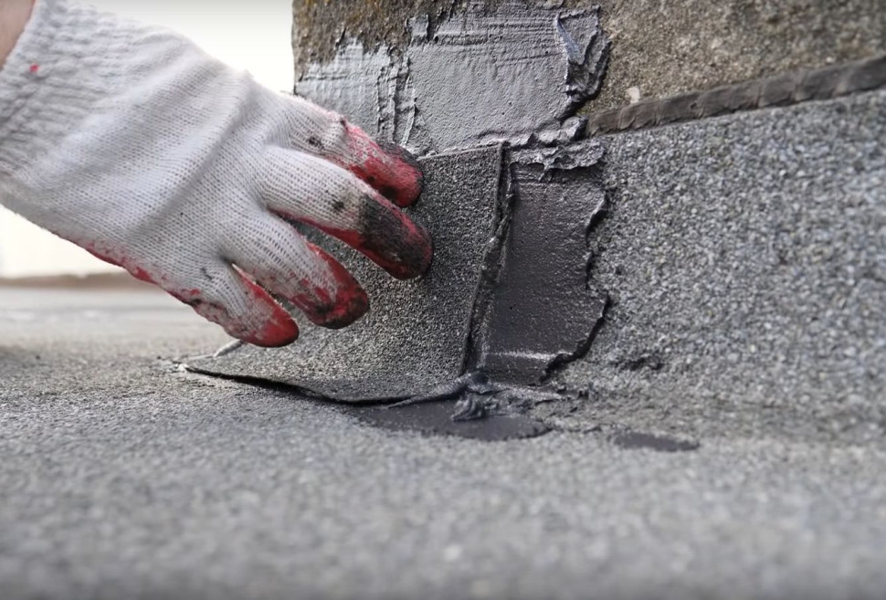 Zabezpieczenie miejsc łączeń papy z blachą lub murkiem ogniowym. fot. Ultrament