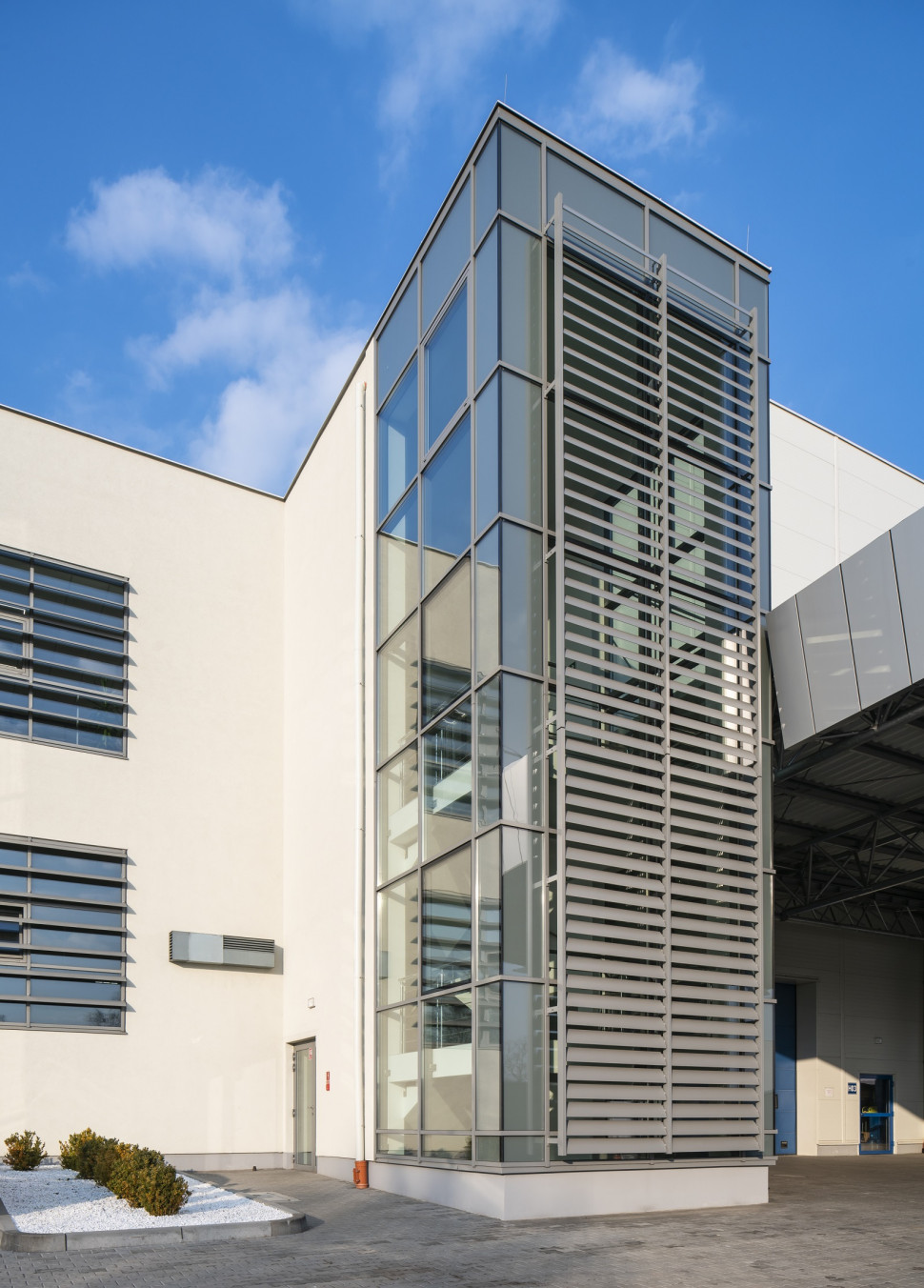 Budynek biurowy z klatką schodową Ponzio Polska sp. z o.o. - firma D+H