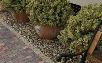 Jak zagospodarować pas ziemi wokół budynku?