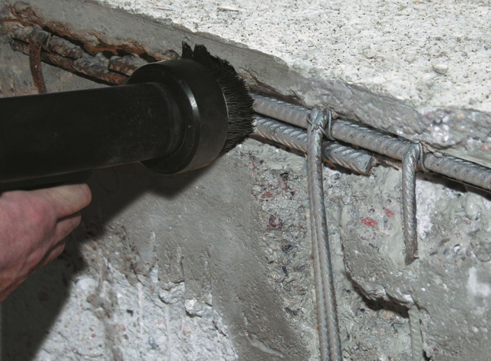 Odsłonięte zbrojenie balkonu wymaga oczyszczenia i zabezpieczenia specjalistyczną zaprawą do naprawy betonu - etap 1