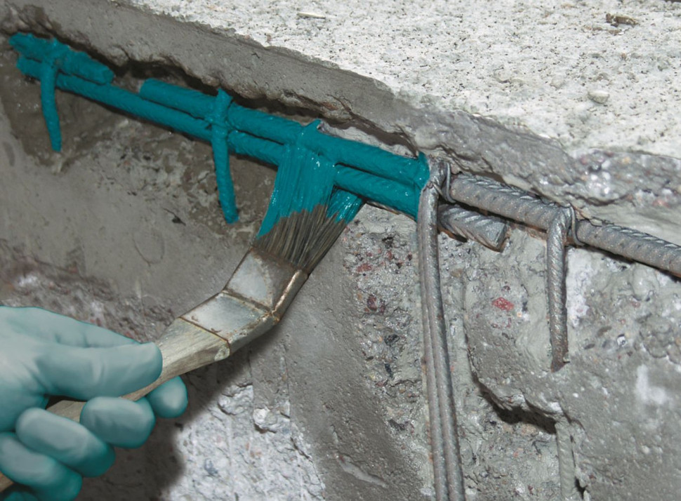 Odsłonięte zbrojenie balkonu wymaga oczyszczenia i zabezpieczenia specjalistyczną zaprawą do naprawy betonu - etap 2