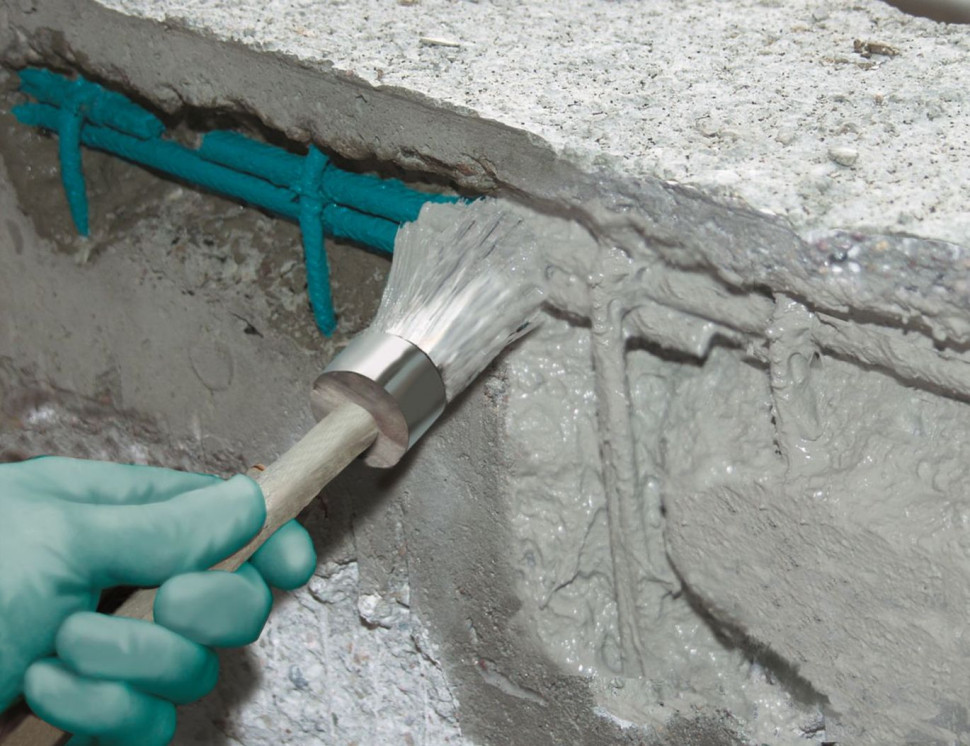 Odsłonięte zbrojenie balkonu wymaga oczyszczenia i zabezpieczenia specjalistyczną zaprawą do naprawy betonu - etap 3