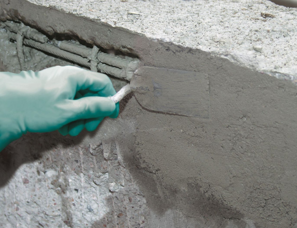 Odsłonięte zbrojenie balkonu wymaga oczyszczenia i zabezpieczenia specjalistyczną zaprawą do naprawy betonu - etap 4