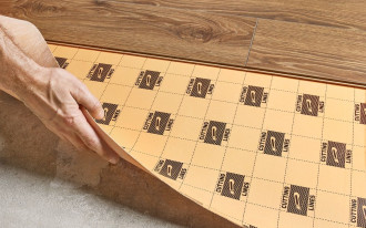 Jak testuje się podkłady pod panele winylowe?