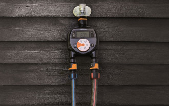 Wakacyjny niezbędnik w ogrodzie - sterowniki nawadniania Fiskars