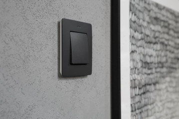 Łącznik pojedynczy w grafitowej ramce Simon 82 Detail z białą podstawą