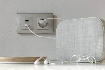 Gniazdo i ładowarka USB w podwójnej ramce Simon 82 Detail w kolorze srebrnym