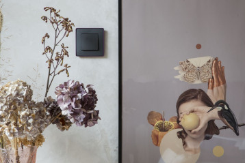 Łącznik pojedynczy w grafitowej ramce Simon 82 Detail z fioletową podstawą