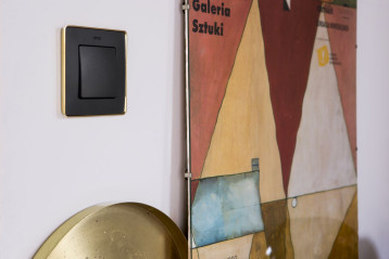  Łącznik pojedynczy w grafitowej ramce Simon 82 Detail ze złotą podstawą