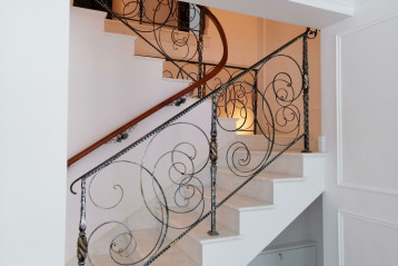 Ręcznie kuta balustrada schodowa z poręczami