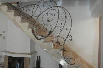 Ręcznie kuta balustrada schodowa bez poręczy