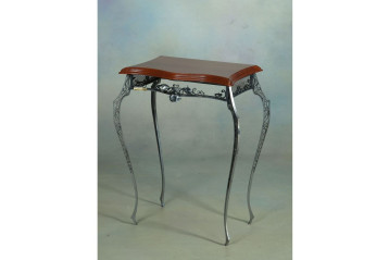 Ręcznie wykonywany stoliczek z drewnianym blatem