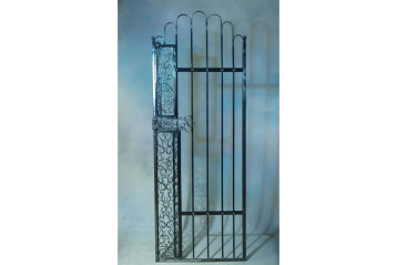 Drzwi Do Spiżarki kute ręcznie ze stali z ażurowym motywem.