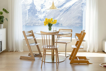 Krzesełko Tripp Trapp obok krzeseł klasycznych