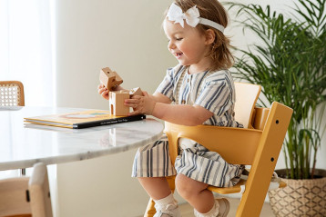 Krzesełko Tripp Trapp z bezpiecznym siodełkiem dla małego dziecka