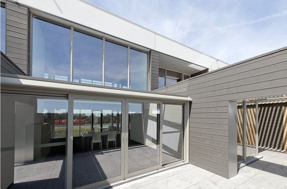 Szkło skutecznie tłumi hałas docierający do pomieszczeń