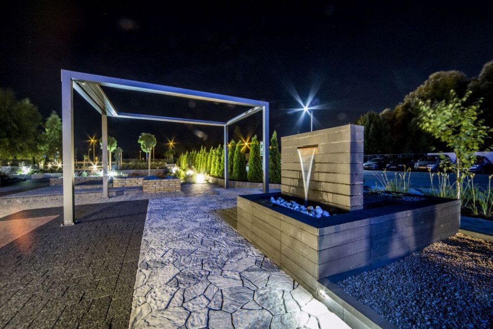 Murek Neo z fontanną w formie małej kaskady. fot.Polbruk