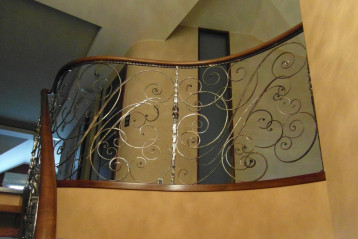 Ręcznie kuta balustrada schodowa z drewnianymi poręczami