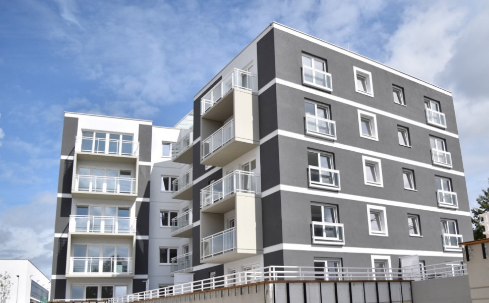 Tynk akrylowy na elewacji wielorodzinnego budynku mieszkalnego. Fot. Dryvit