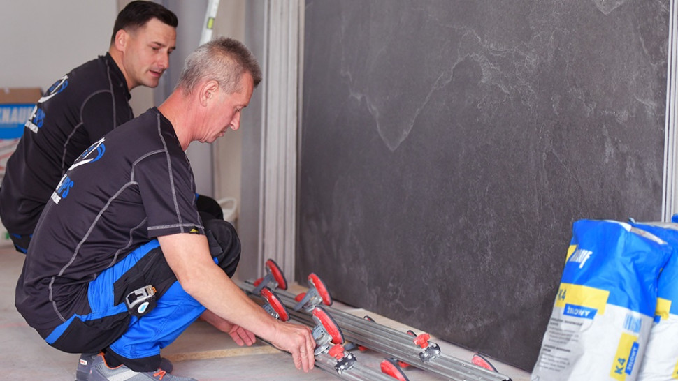 Klejenie płytek XXL - krok 2) Używanie specjalnych szyn z przyssawkami