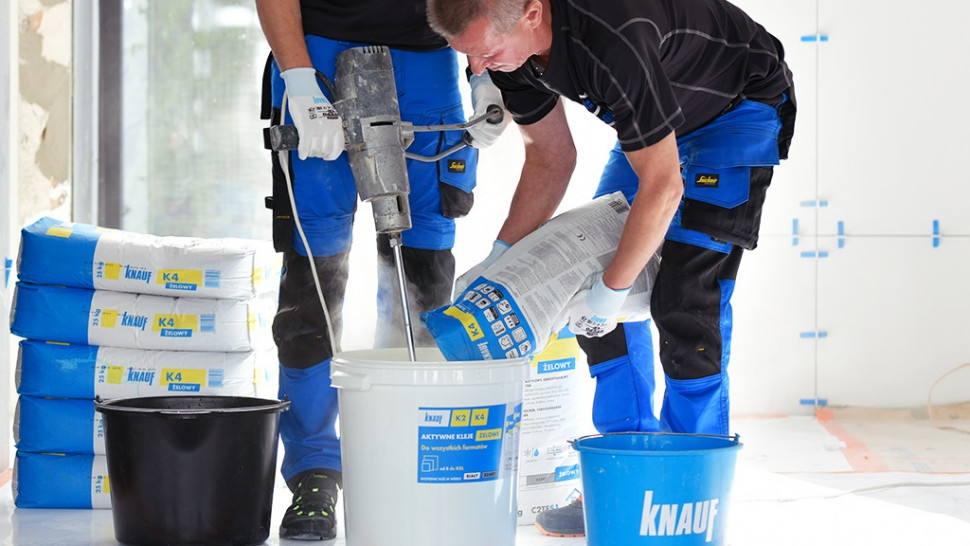 Klejenie płytek XXL - krok 3) Przygotowujemy klej o odpowiedniej konsystencji