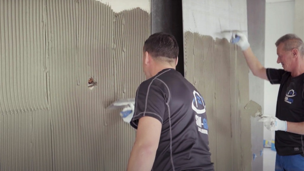 Klejenie płytek XXL - krok 4) Klej nakłada się na podłoże i cienką warstwą na płytki