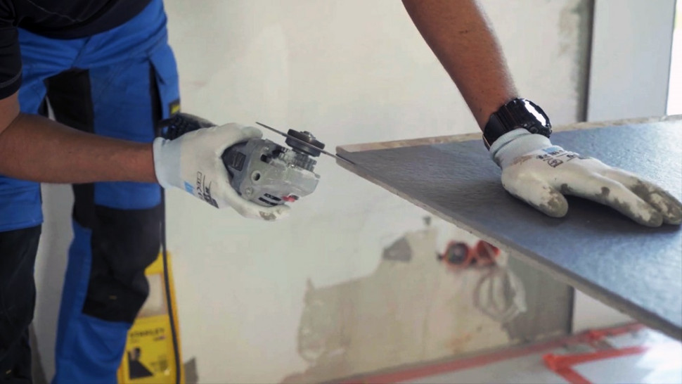Klejenie płytek XXL - krok 6) Krawędzie gresu fazuje się szlifierką kątową pod kątem 45 stopni