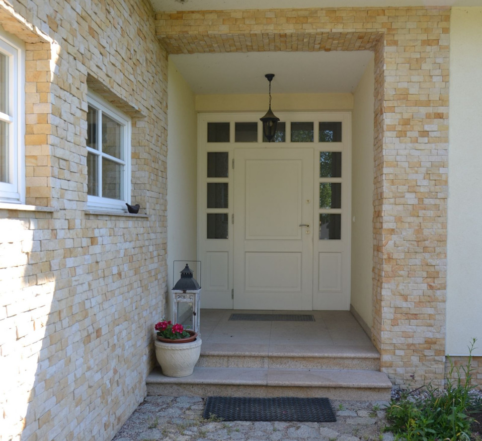 Parapety i ganek wykończono płomieniowanym granitem