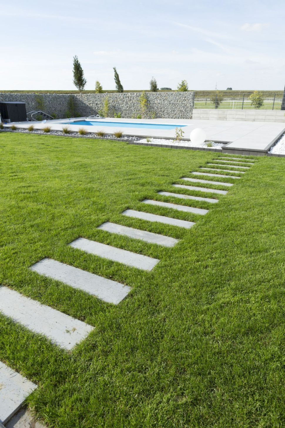 Scieżka ułożona metoda step by step ułożona na trawniku z elementów Polbruk Linea