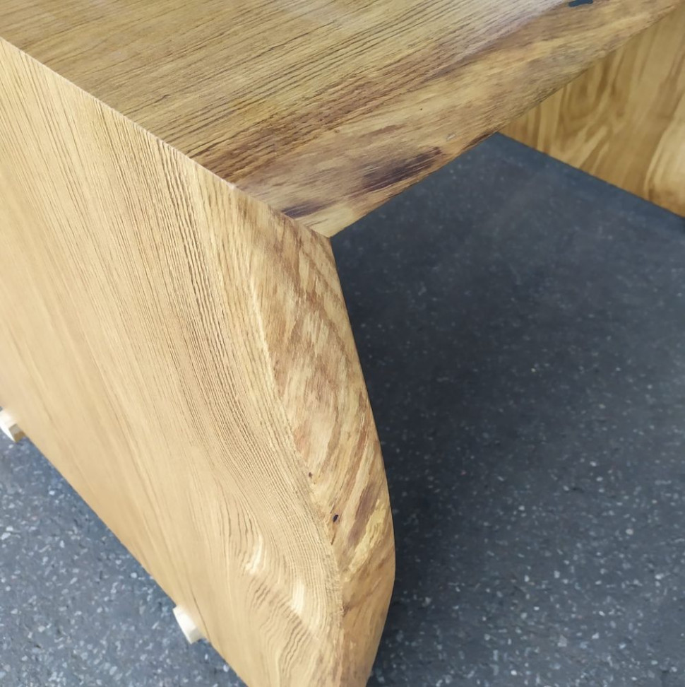 Żywe krawędzie ławy z litego dębu