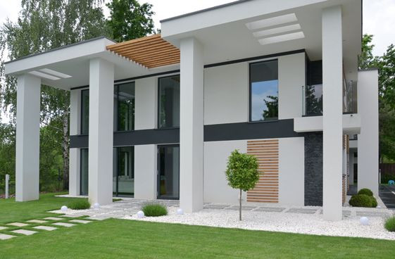 Obszerne gzymsy ze szczelinami i drewnem podparto słupami