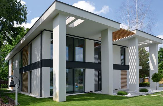 Elewacje wykończono tynkiem silikatowym i okładziną z kamienia