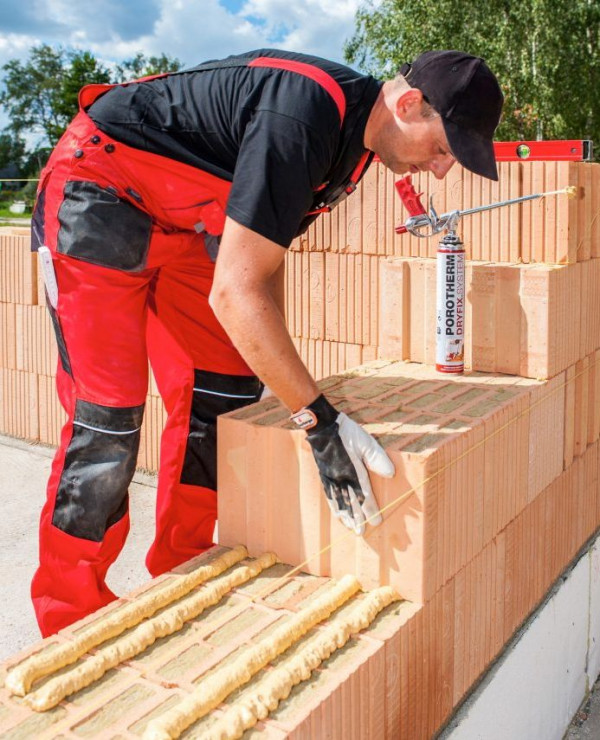 Sucha zaprawa Porotherm Dryfix ułatwia pracę całej ekipy budowlanej i przyspiesza ją