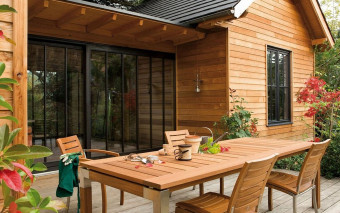 Jak zabezpieczyć drewniane meble ogrodowe? Ten olej ochroni je przed deszczem, słońcem i mrozem