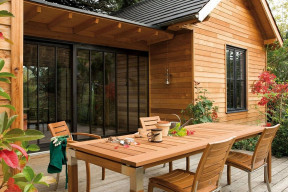 Jak zabezpieczyć drewniane meble ogrodowe? Ten olej ochroni je przed deszczem, słońcem i mrozem