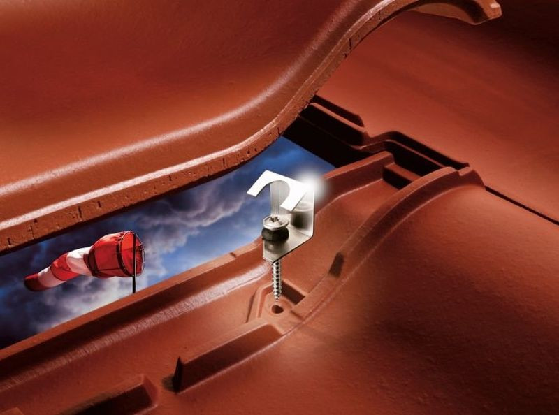 Specjalne spinki do montażu dwóch dachówek jednocześnie, SturmFIX, które chronią dachówki przed zerwaniem przez intensywne podmuchy wiatru