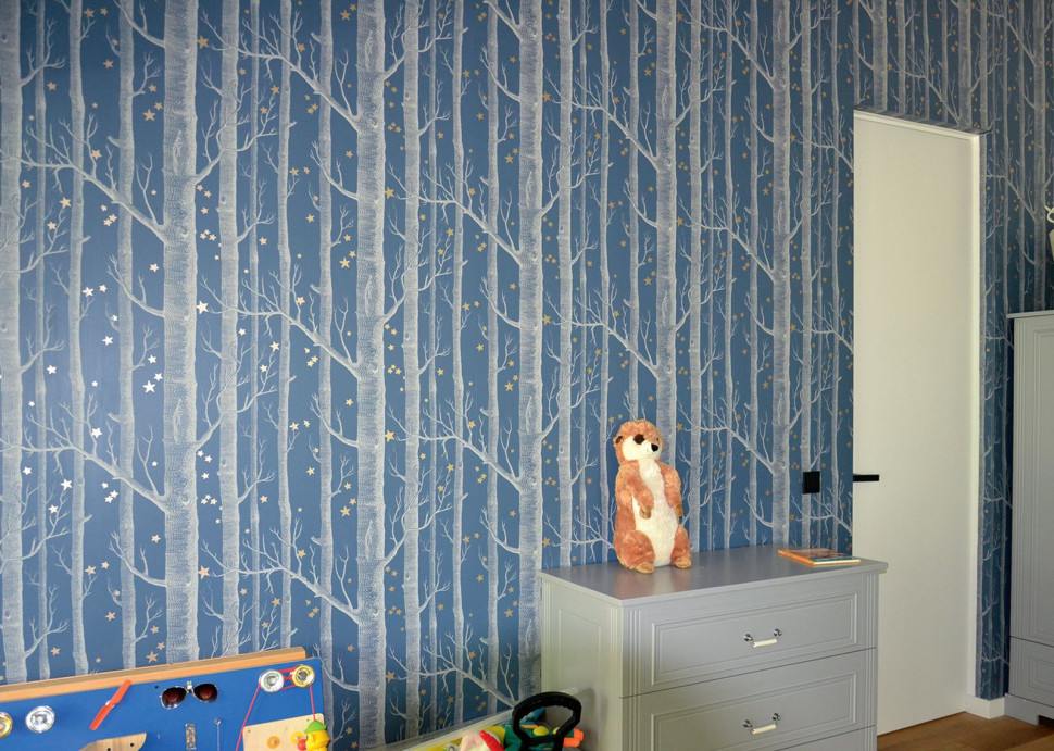 Tapety z motywem drzew ozdabiają najwyższe ściany w pokojach dzieci.