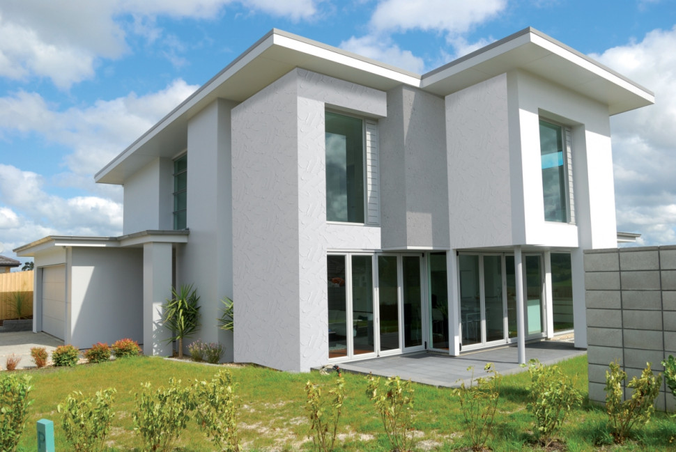 Dom jednorodzinny z białym tynkiem elewacyjnym. fot. Baumit