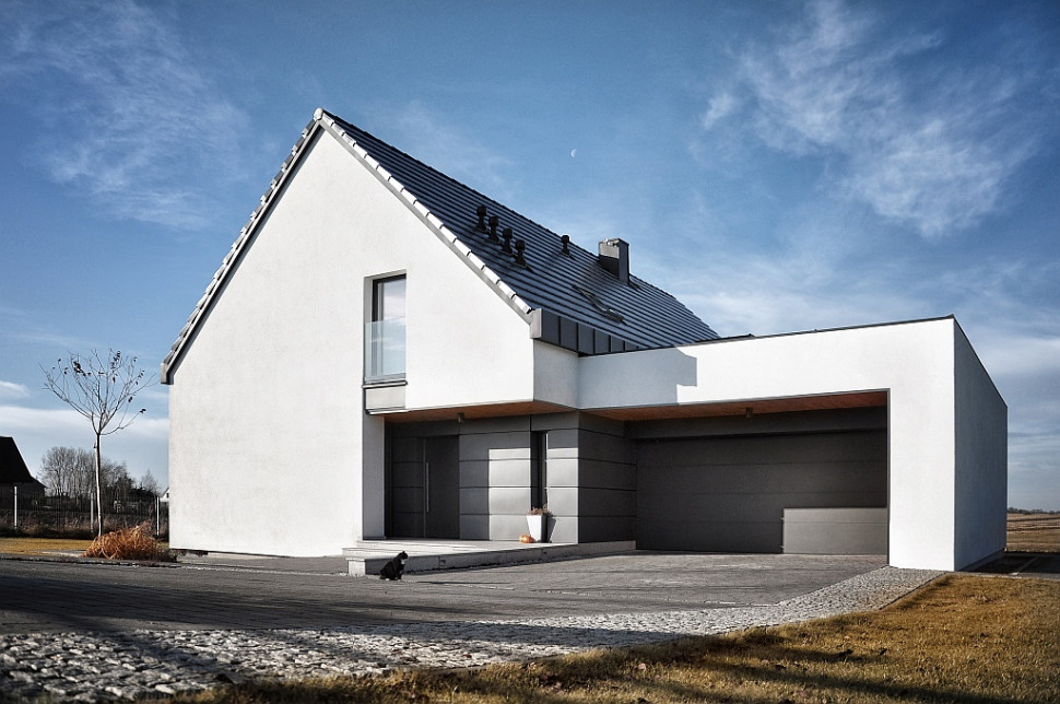 Jednorodzinny budyenke mieszkalny koło Krakowa z białą elewacją. fot. Baumit