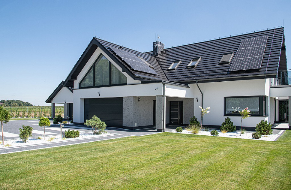 Białe tynki silikonowe odporne na zabrudzenia. Budynek jednorodzinny. fot. Baumit