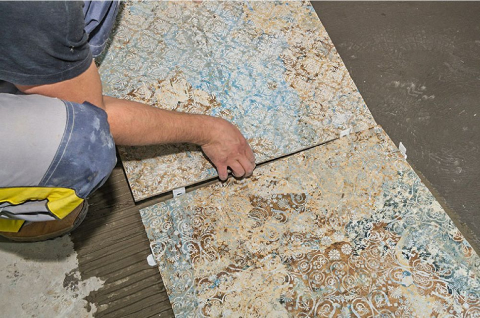 Przy klejeniu płytek sprawdzi się szybkowiążący weberfix MOMENT