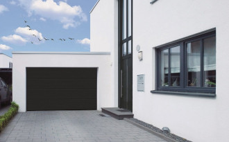 Segmentowa brama garażowa ISO 70 Premium Plus ze Znakiem Jakości VIP