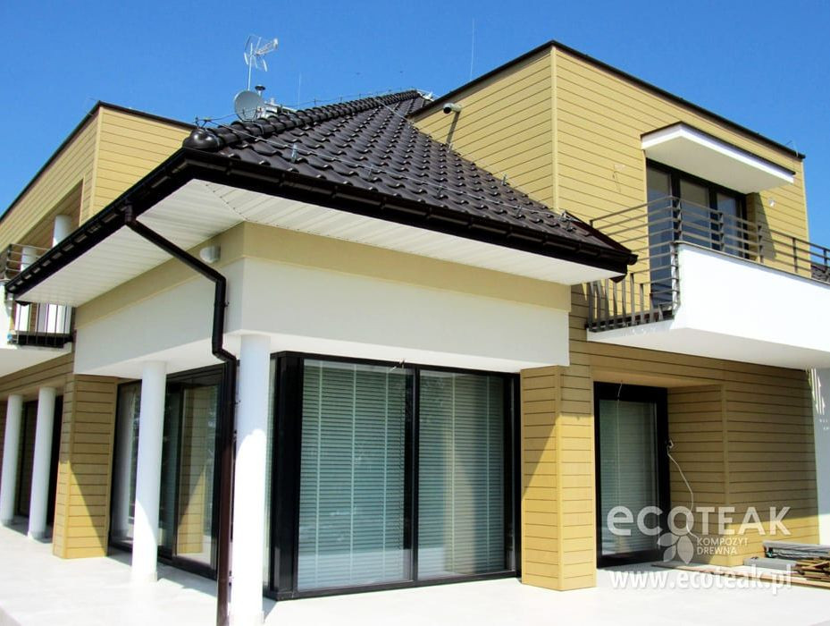 Elewacja budynku jednorodzinnego wykonana z deski kompozytowej. fot EkoTeak