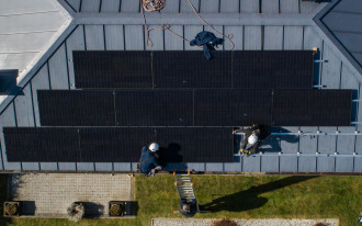 Fotowoltaika a budowa domu: którą instalację fotowoltaiczną wybrać?