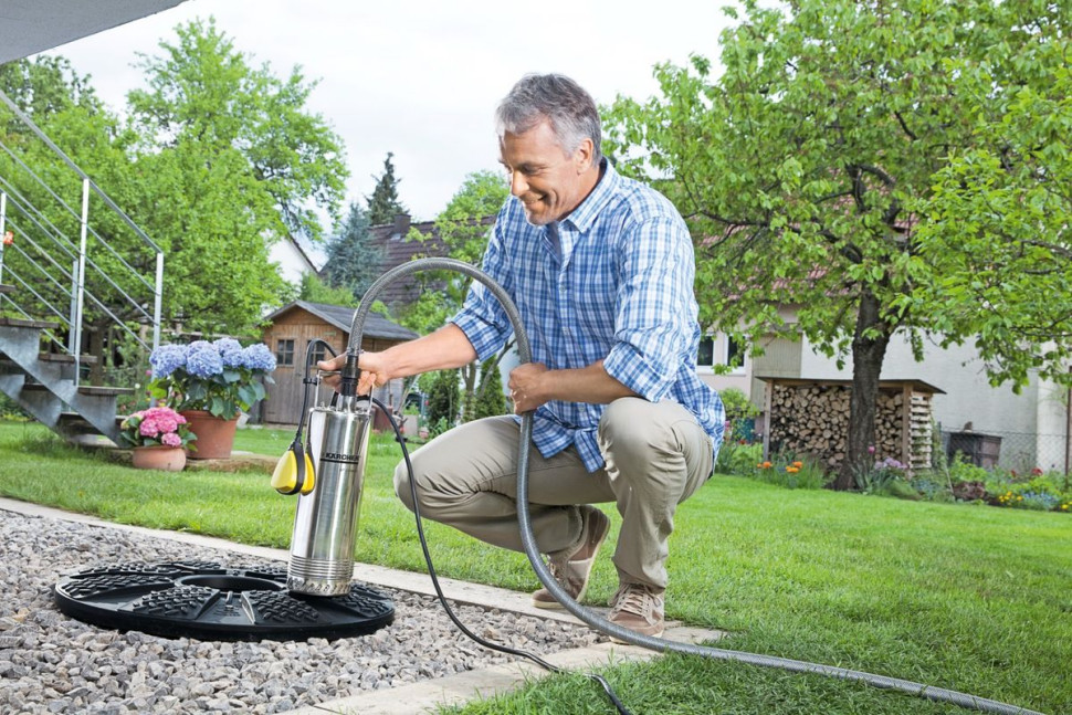Ujęcie wody do podlewania ogrodu można zrealizować za pomocą pompy zatapialnej. fot. Karcher