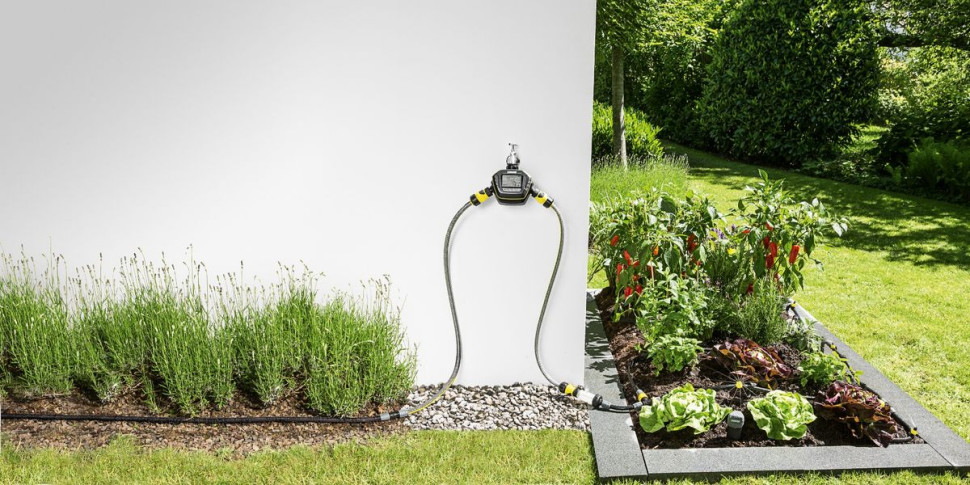 Sterownik systemu zraszania ogrodu może być zamontowany na ścianie domu. fot. Kärcher